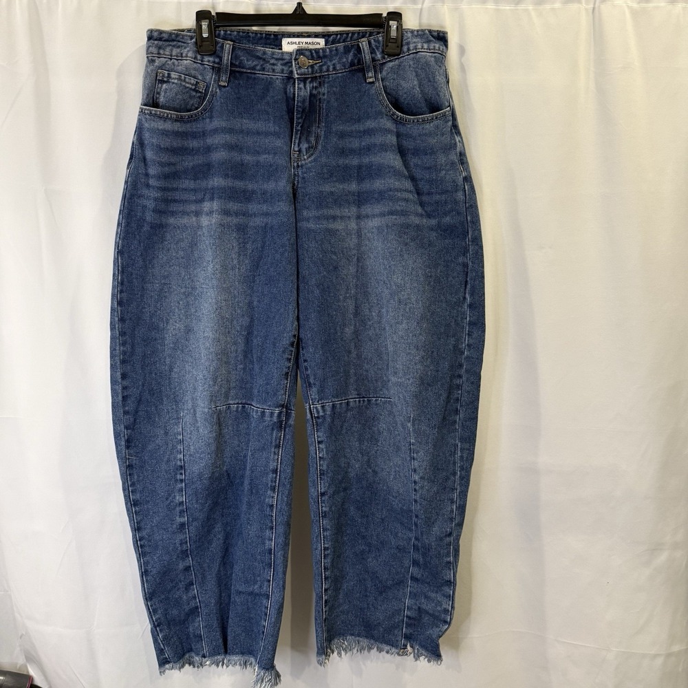 Ashley Mason Premium Woman 11/30 Mid Rise Barrel leg jeans Raw Hem blue wash